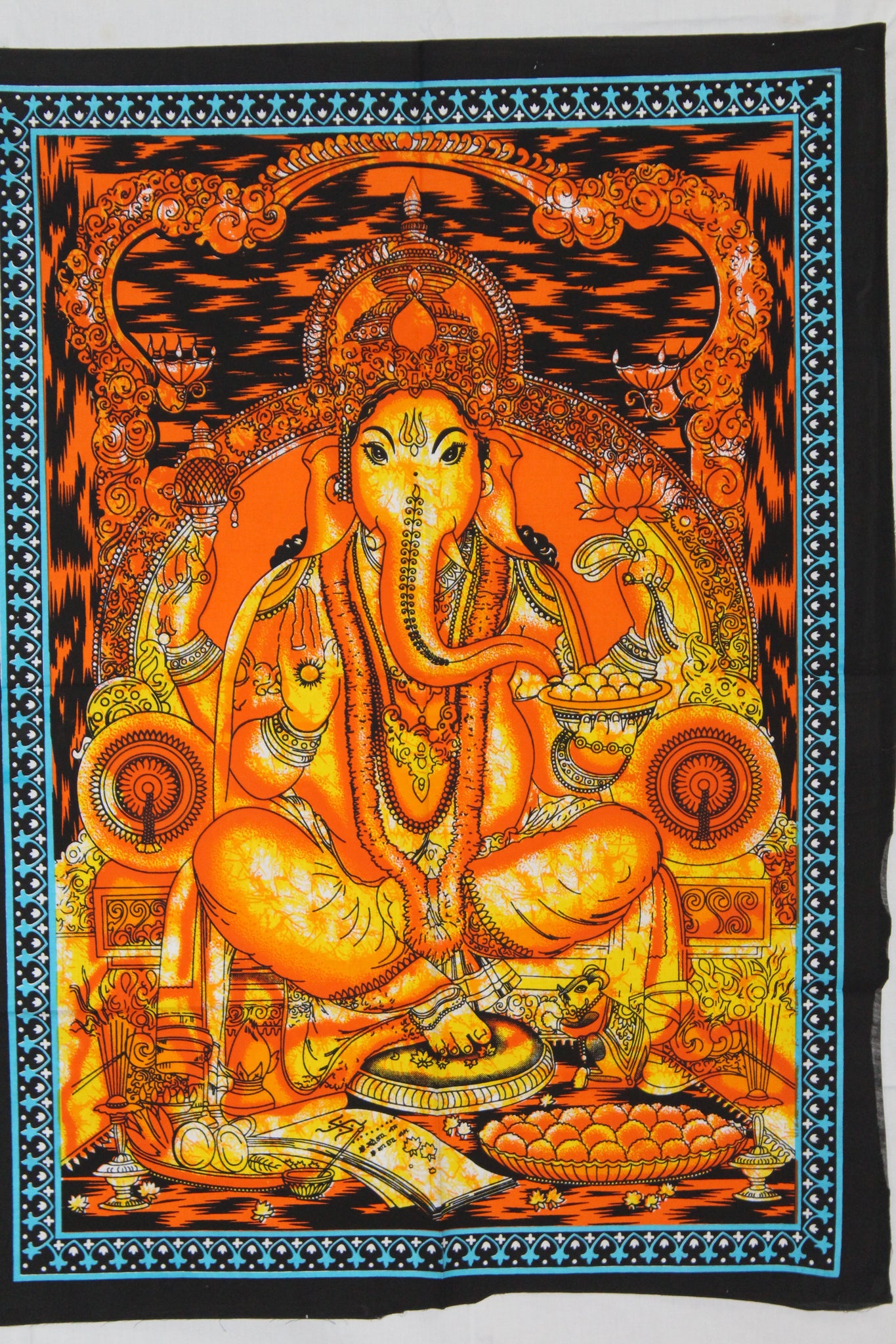 Lord Ganesha in Blessing Pose Art Tapestry (Multicolor)